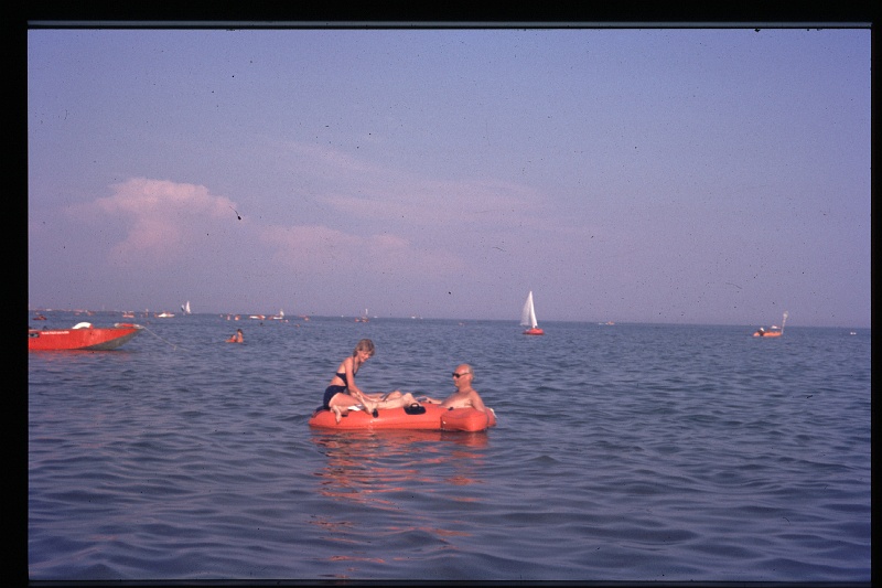 36.Bibione jul 1975 Papa,Marion.JPG
